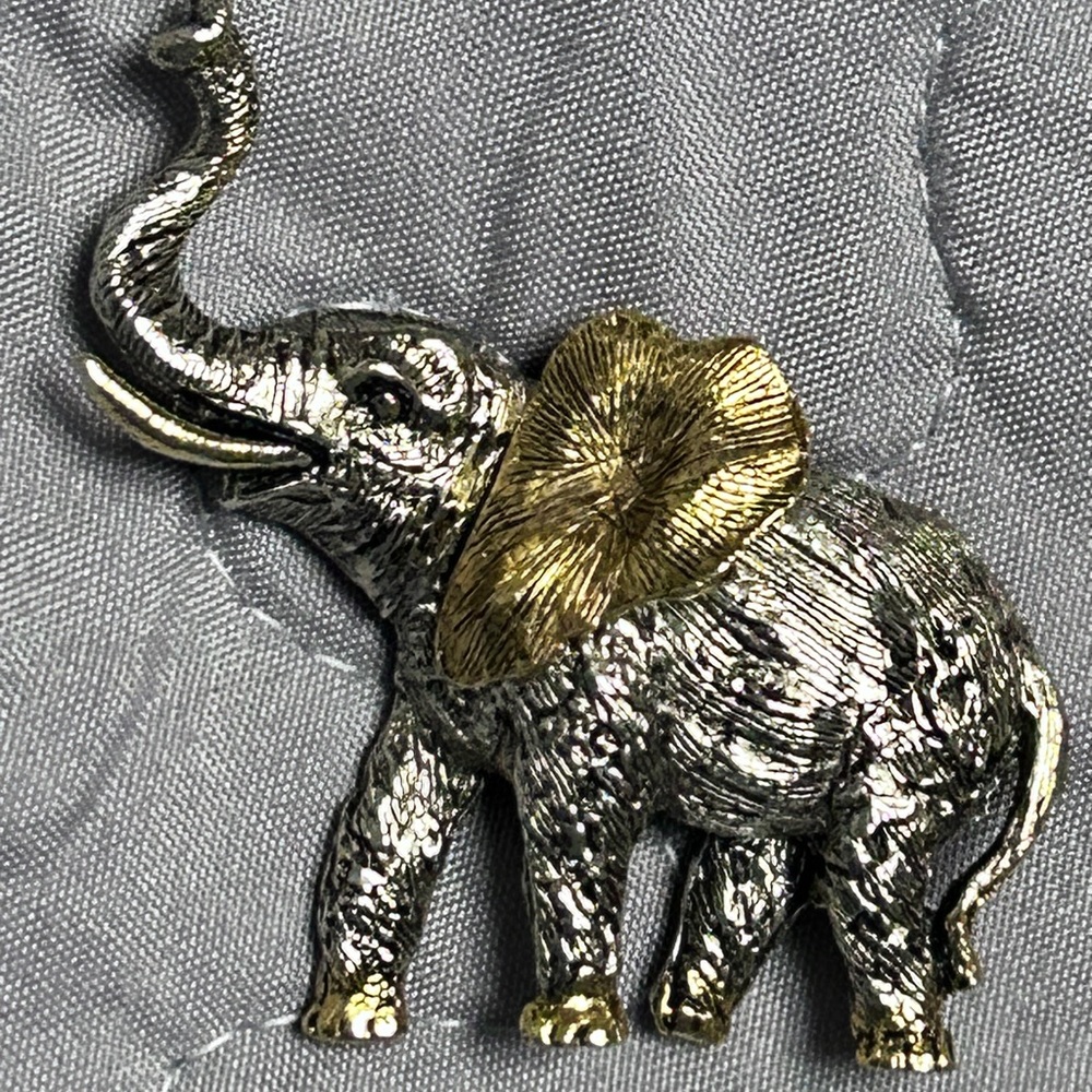Vintage Signed ART Elephant
Brooch.brooch signed by ART. Nice shape. 2".